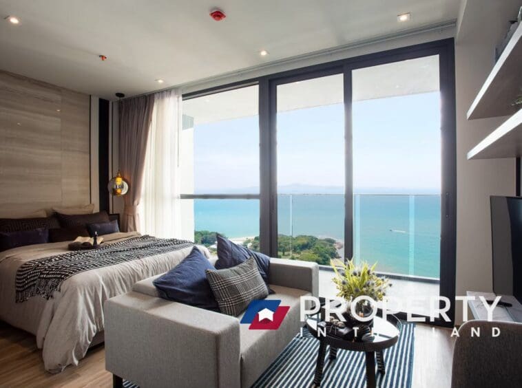 Pattaya condo for sale in thailand Andromeda (Bedroom with window glass)