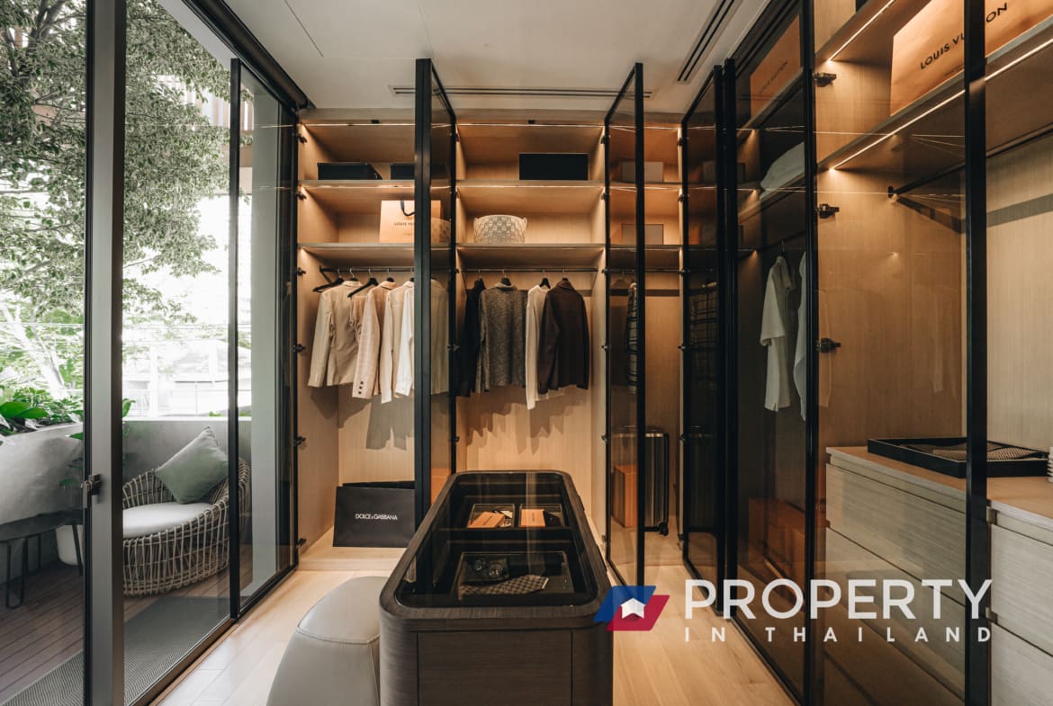 Bangkok Property for sale in Thailand (closet)