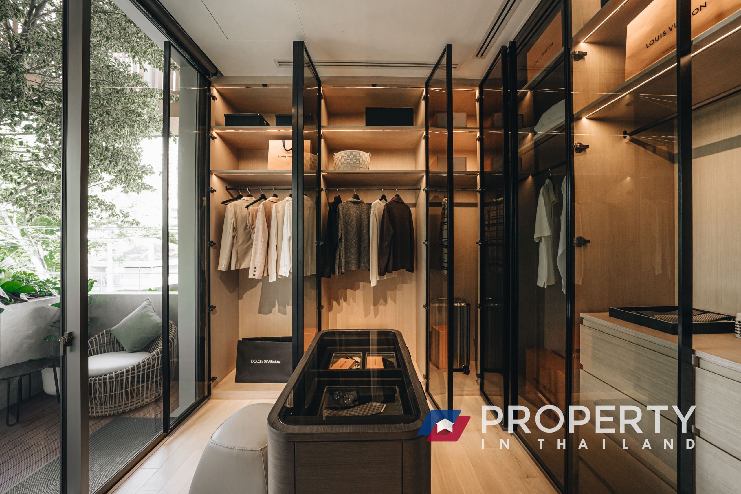 Bangkok Property for sale in Thailand (closet)