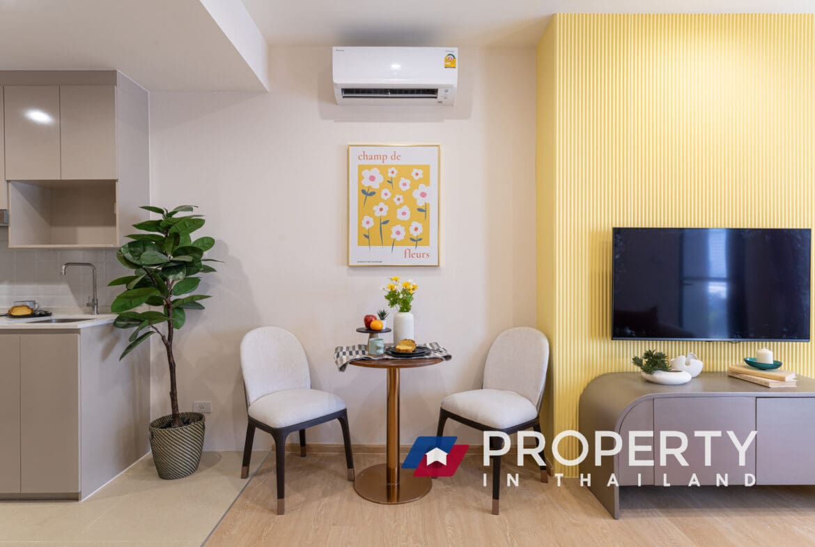 Condo for sale in Nana Reva Charoennakhon Bangkok (TV with chairs)