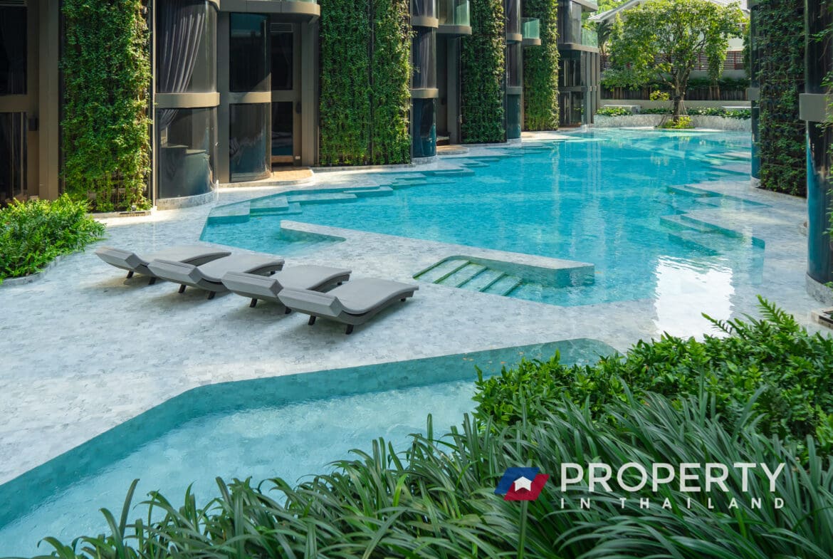 Property for sale in thailand Ashton Silom (Pool and chairs)