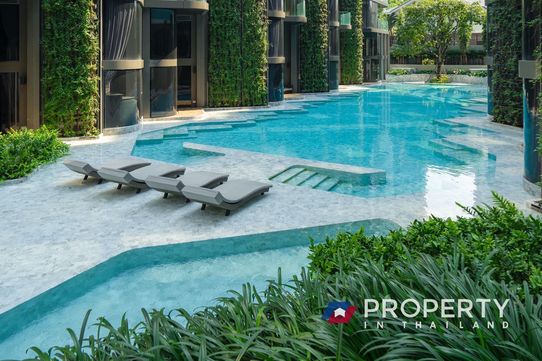 Property for sale in thailand Ashton Silom (Pool and chairs)