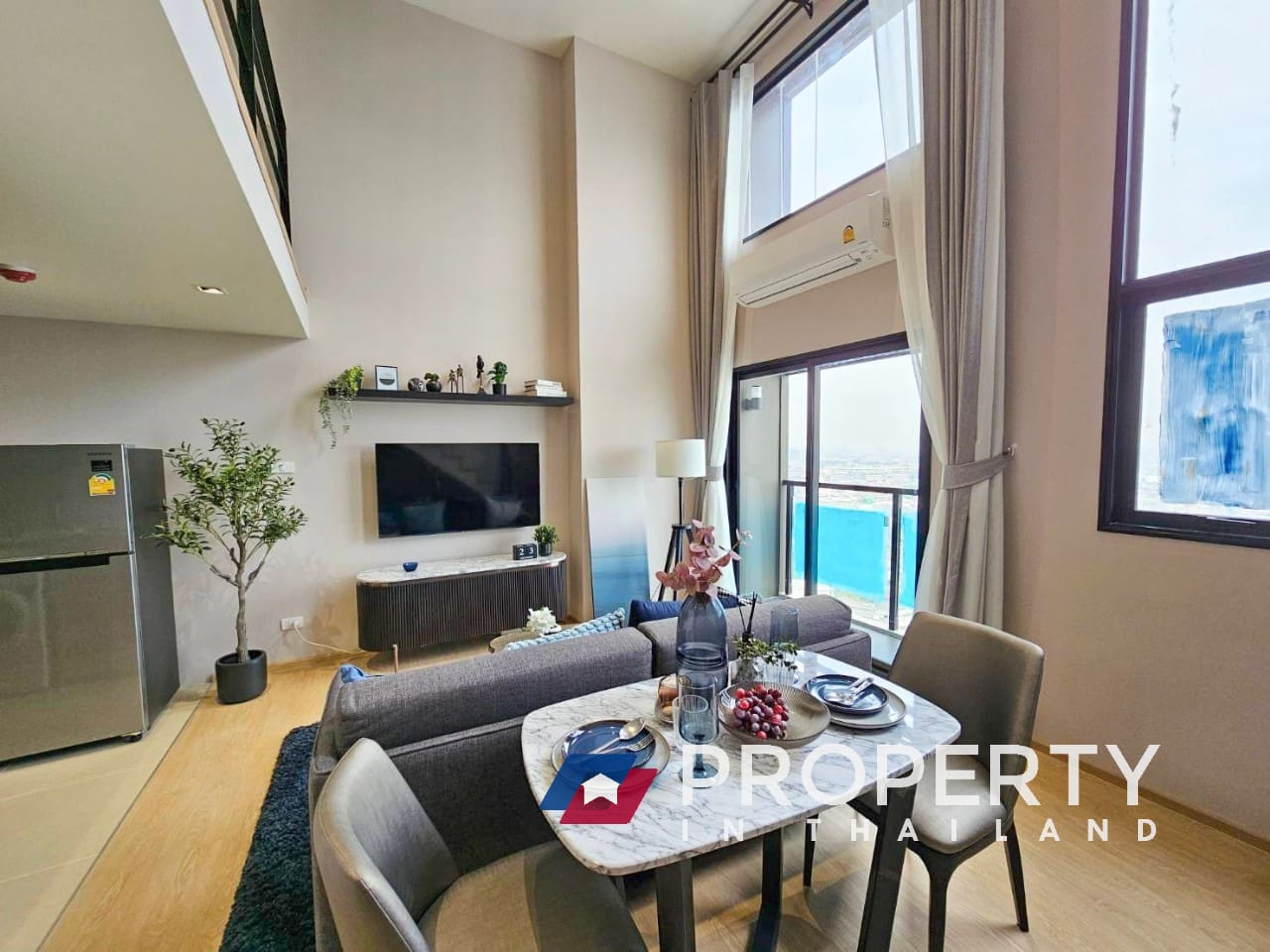 Property in thailand condo in Nana Reva Charoennakhon for sale (Dining table)