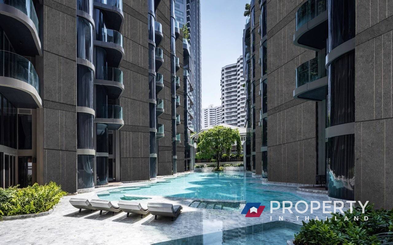 Real Estate in thailand for sale in Ashton Silom (Pool and Building)