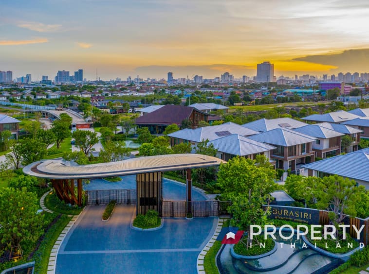 Burasiri Krungthep Kreetha House for sale in thailand (Overview of pool and houses)