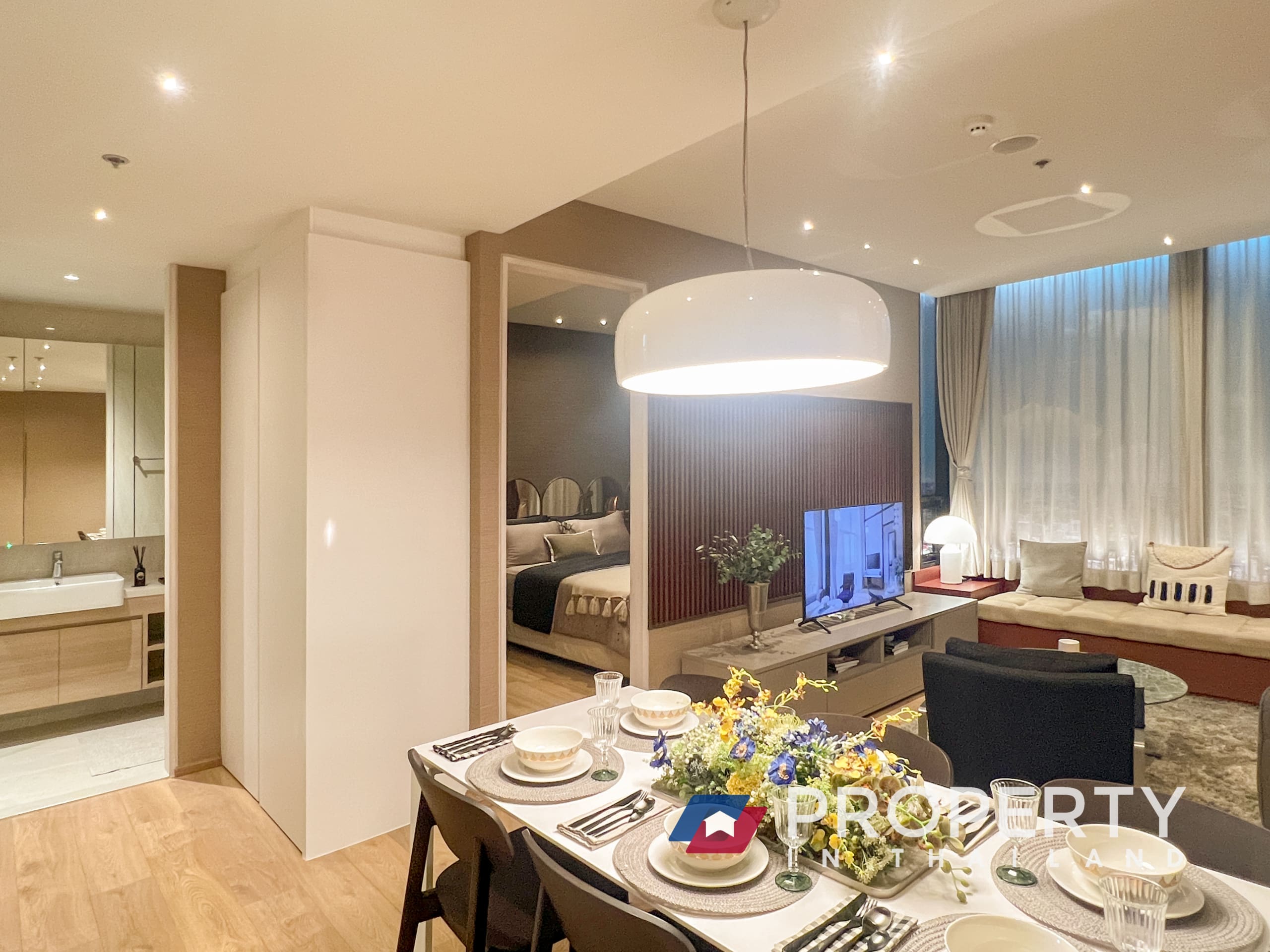 Bangkok Condo in Noble Form Thonglor for sale Dining table and livingroom