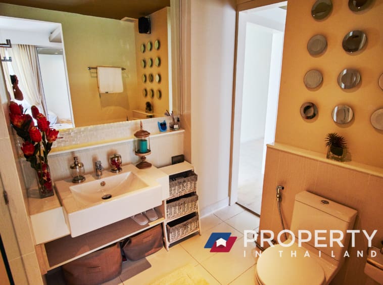 Thailand Property for sale in Chon Buri Seven Seas Condo Resort Bathroom